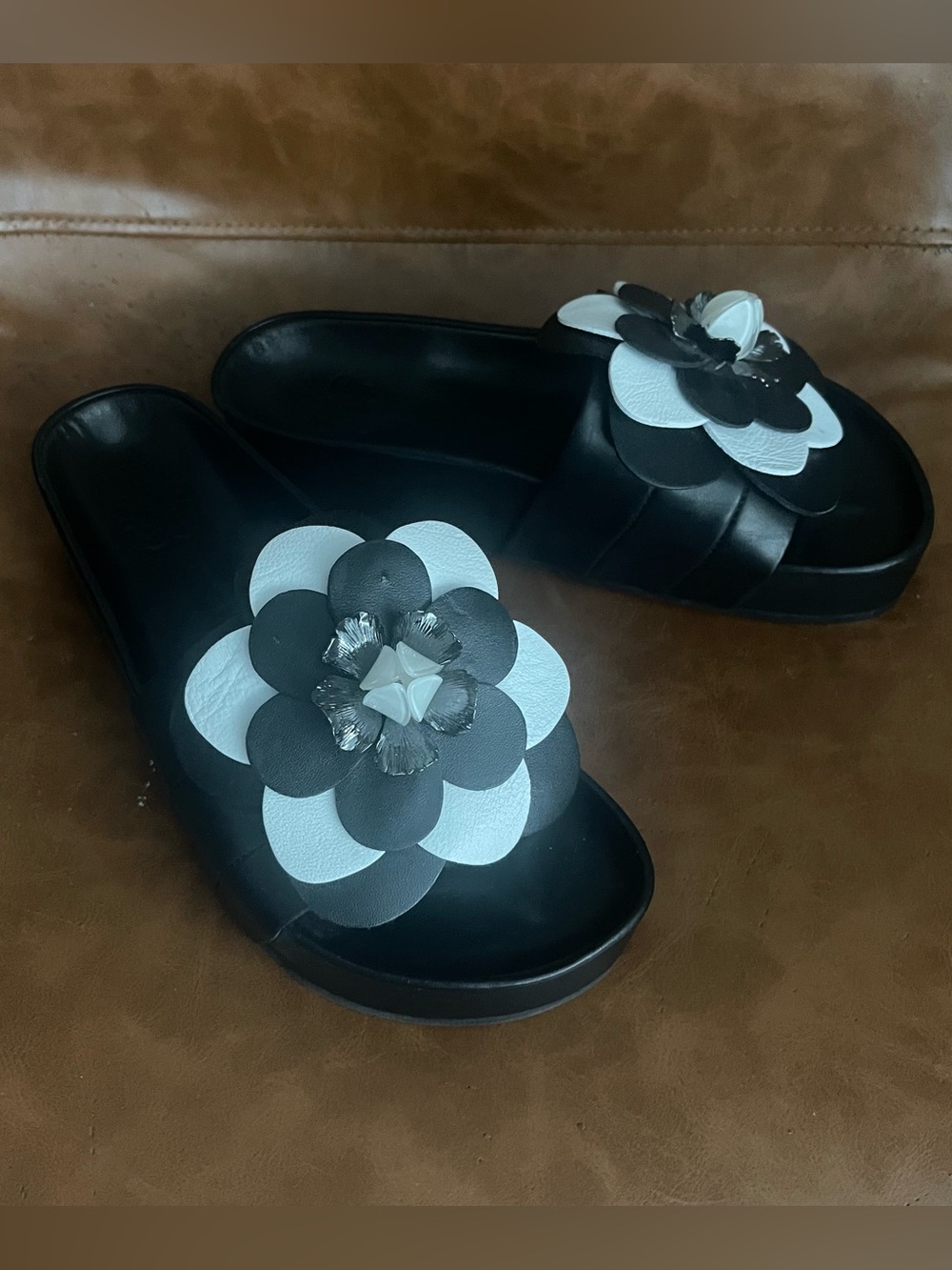 Like New Anne Fontaine Leather Black & White Floral Platform Slide Sandals